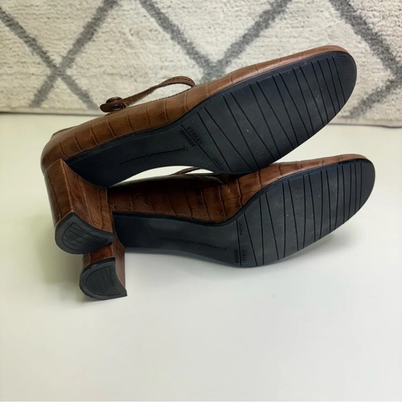 Stuart Weitzman Women’s 9 Brown Alligator Mary Jane Block Heel Faux Button Shoes - Picture 6 of 10